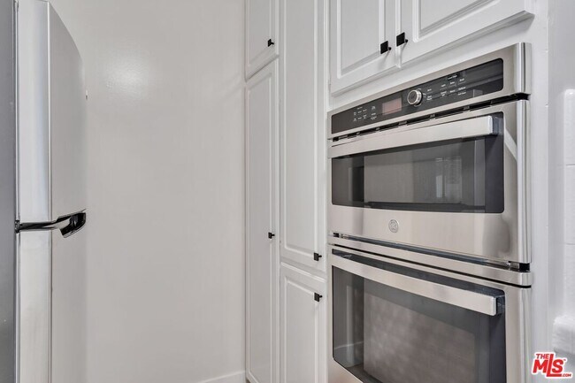 Building Photo - 1110 S Oakhurst Dr