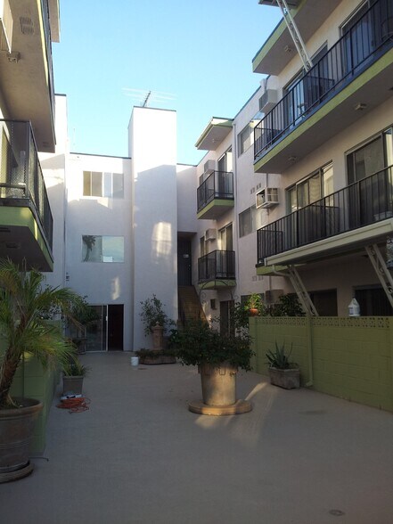 Building Photo - 2055 Rodney Dr