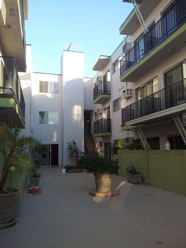 Building Photo - 2055 Rodney Dr