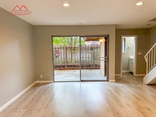 Building Photo - 236 Red Oak Dr E