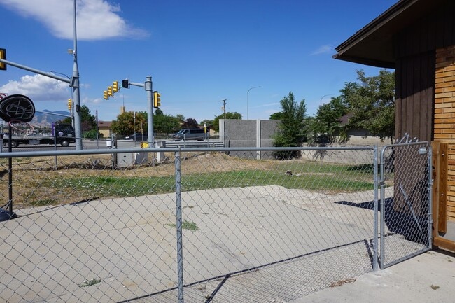 Building Photo - Updated West Valley City 5 bedroom Family Home