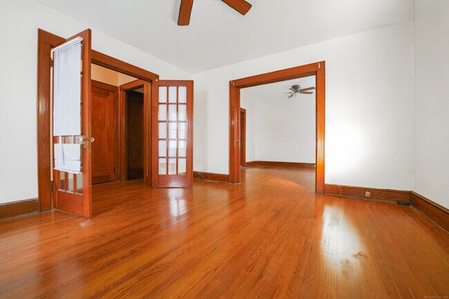 Building Photo - 140 Kent Ave