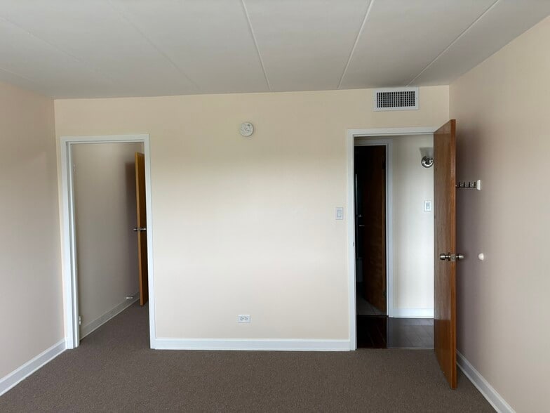 Building Photo - 220 S Roselle Rd