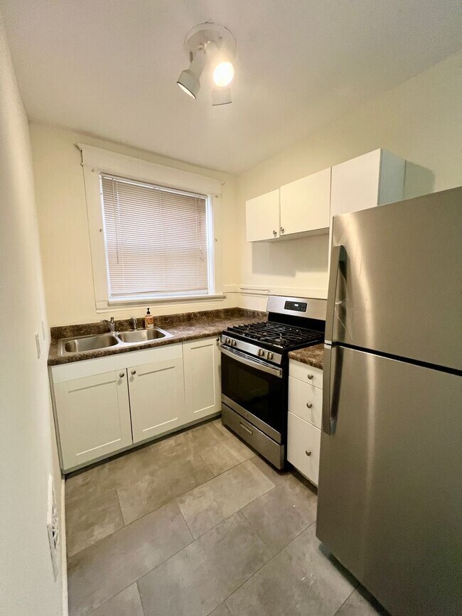 Building Photo - 911 St Rita Ave