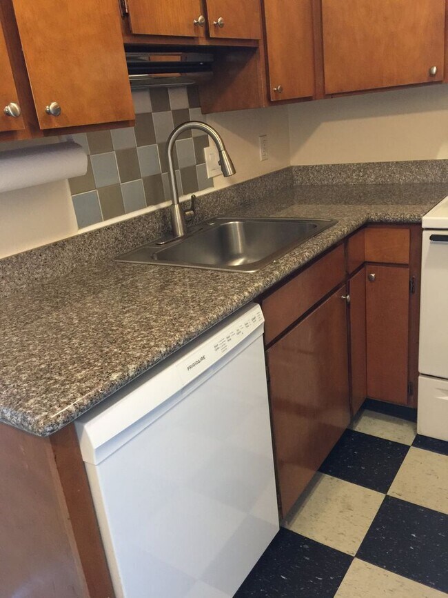 Building Photo - Great location! Dishwasher, hardwoods, on ...