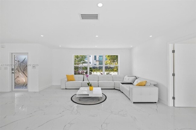 Building Photo - 2816 NE 35th St