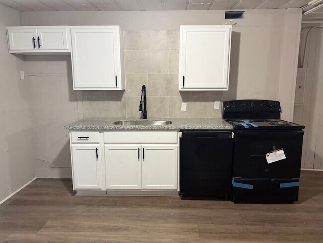 Building Photo - 6139 Belcrest St