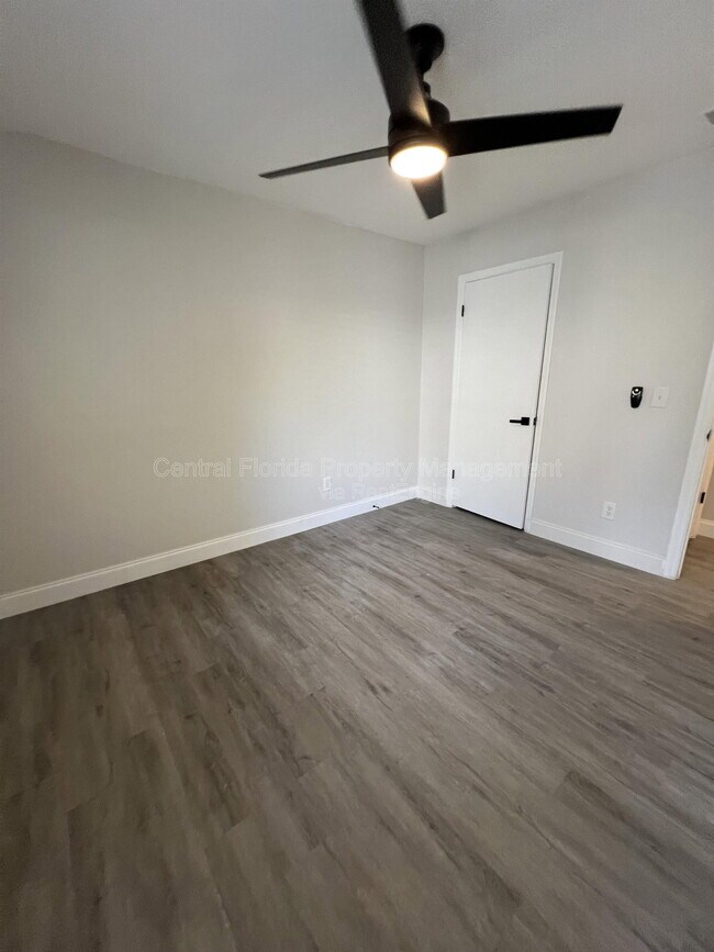 Building Photo - 916 Robinhood Ct