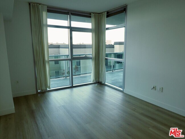 Building Photo - 13700 Marina Pointe Dr