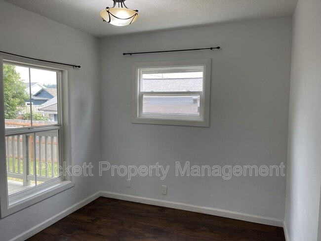 Building Photo - 2139 11th St