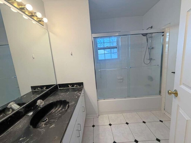 Building Photo - 124 Barton Cir