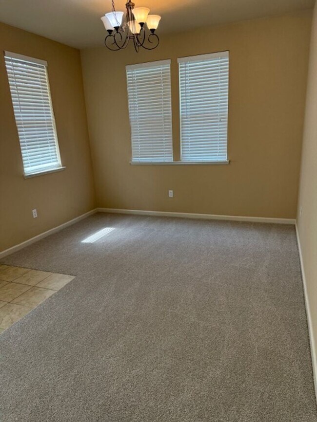 Building Photo - Gorgeous Natomas Condo