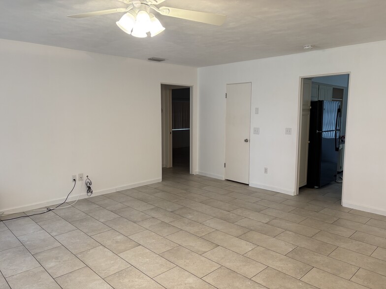 living/dining - 690 Avenue C SE