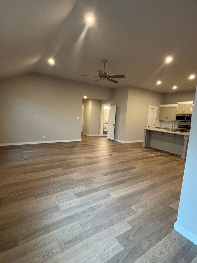 Building Photo - Beautiful New Duplex!