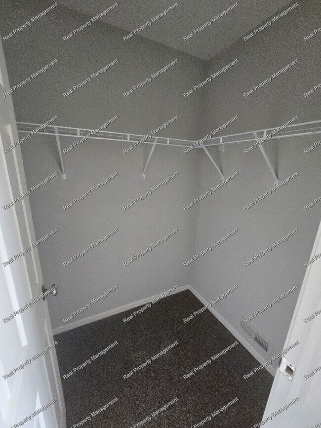 Building Photo - 3 Bedroom Townhome