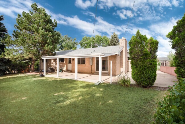 Building Photo - Vintage 5 bed Home in Green Mountain Estat...