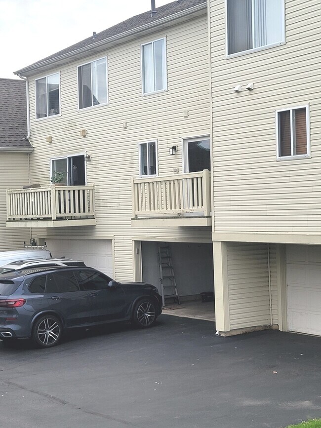 Building Photo - 2625 Canyon Dr