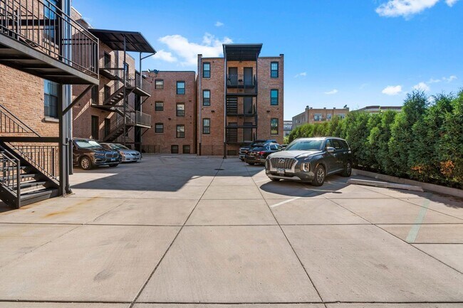 Building Photo - 323 E 44th St