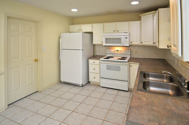 Building Photo - 2 BR 2.5 BTH Townhouse off Wards Ferry Rd