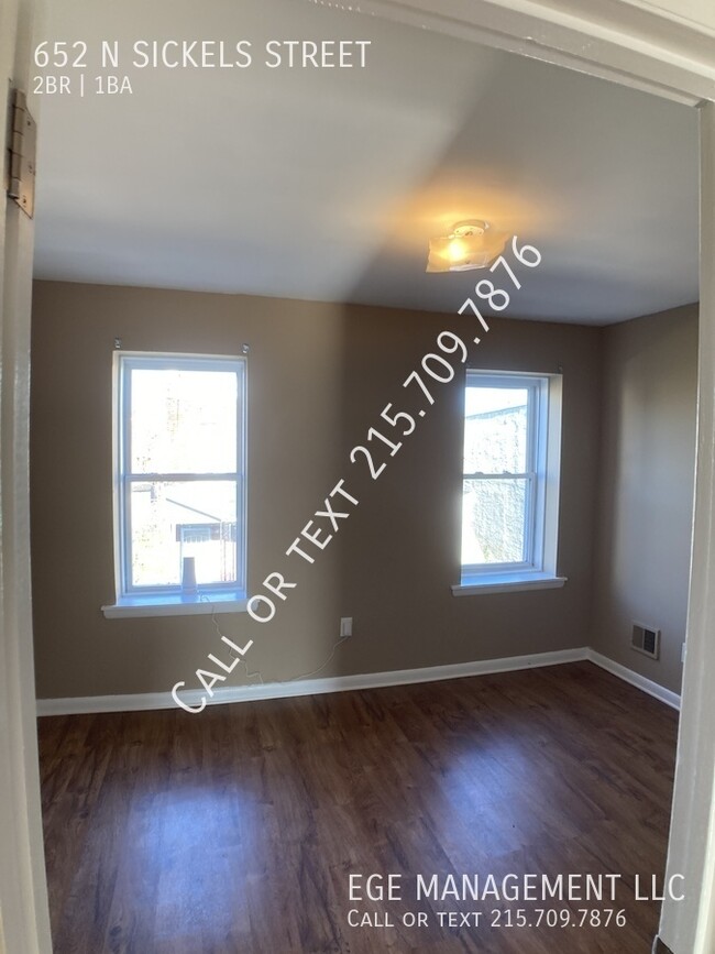 Building Photo - Cozy 2 bed 1 bath with backyard. Renovated!!