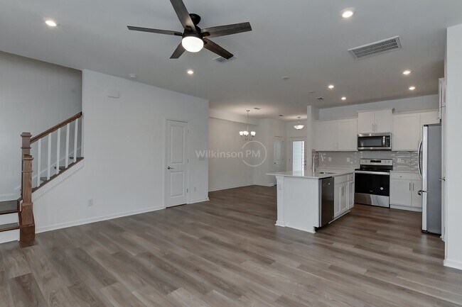 Building Photo - Beautiful 3BD/2.5BTH Townhouse with Commun...