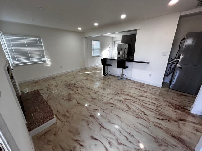 Building Photo - 6703 Cimarron St