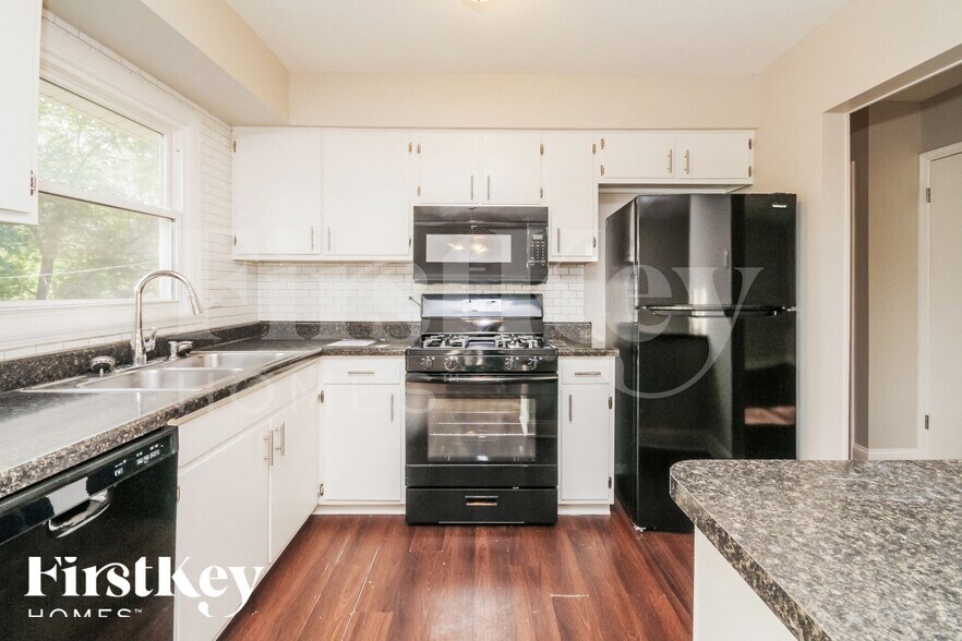 Building Photo - 0N084 Elmwood St