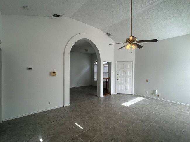 Building Photo - AVAILABLE NOW 4 BED/ 2 BA HOUSE FOR RENT! LP 1604/PUE RD