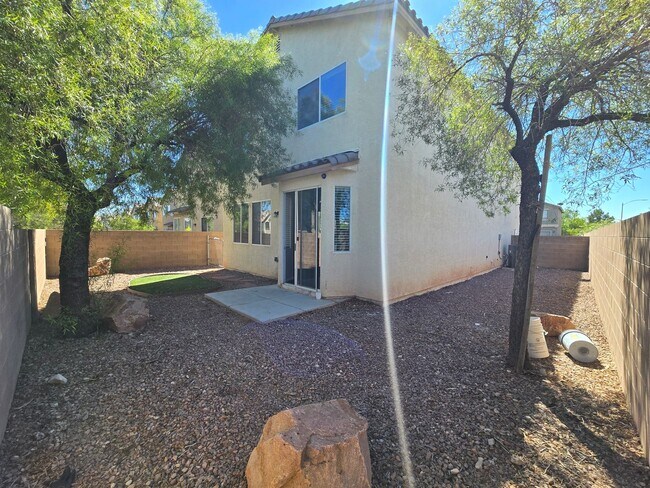 Building Photo - Terrific 3 bed + Loft 2 Car Need Space? Th...