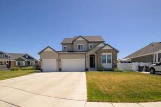 Building Photo - Beautiful Home In Clinton Area!