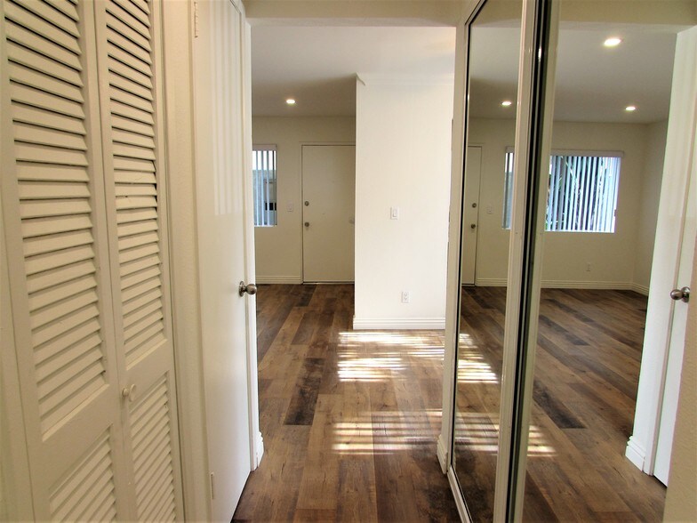 Building Photo - 557 W Stocker St