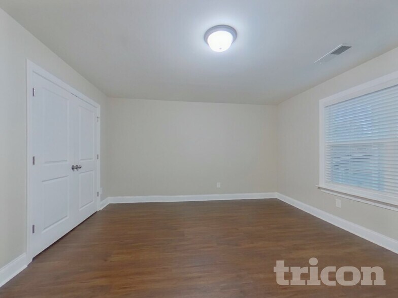 Building Photo - 1990 Woodmont Dr