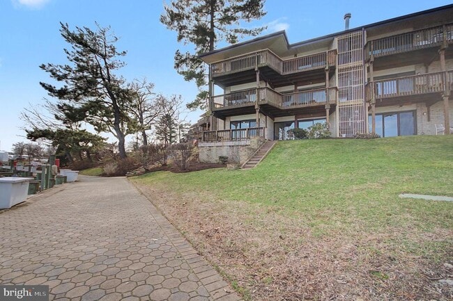 Building Photo - 768 Fairview Ave