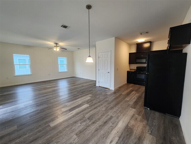 Building Photo - 6202 White Oak Dr