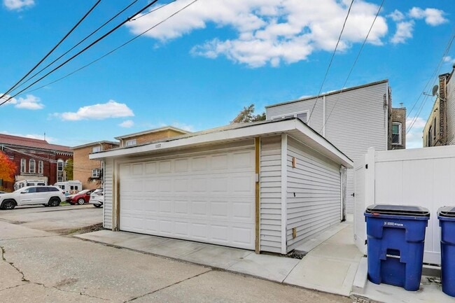 Building Photo - 1337 S Austin Blvd