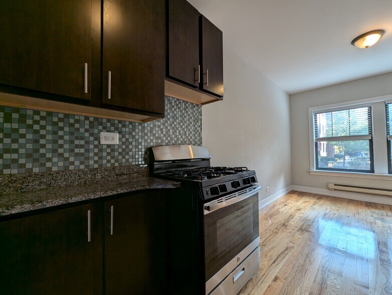 Building Photo - 628 W Cornelia Ave