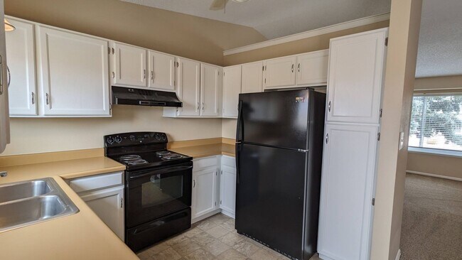 Building Photo - COZY TRI-LEVEL 3 BED/1.5 BATH WITH WOODBUR...