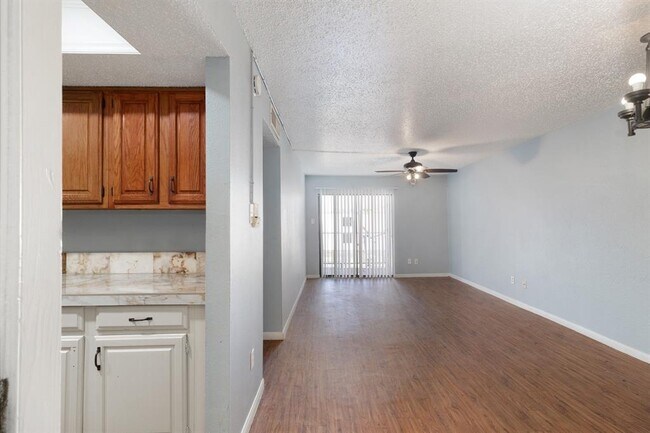 Building Photo - 2826 S Bartell Dr