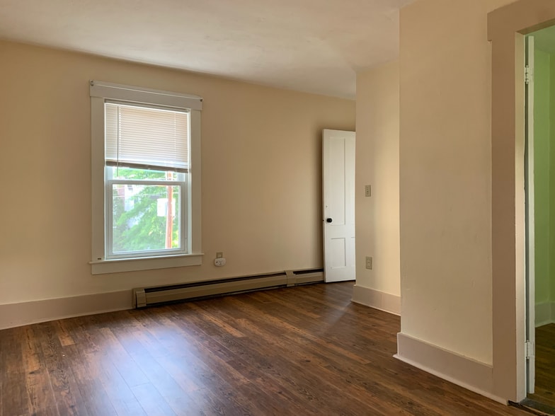 Building Photo - 52 Elm St