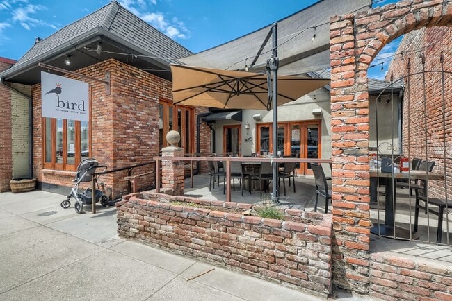 Building Photo - Long Realty & Property Management - Wonderfully Located Townhome in Great Neighborhood