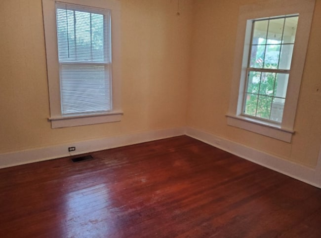 Building Photo - 2 Bed 1 Bath Spacious Home