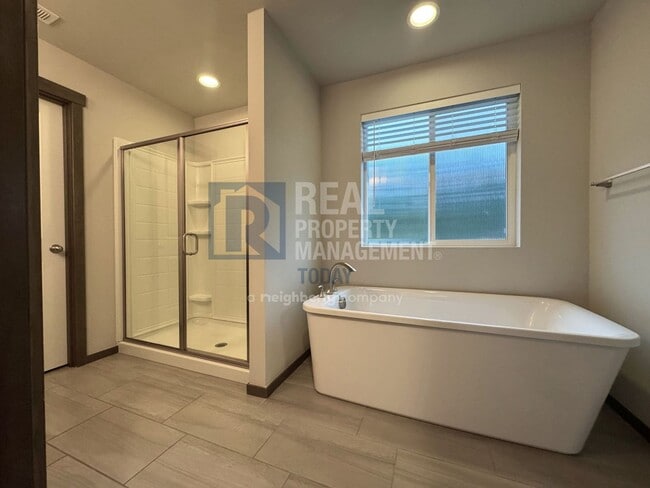 Building Photo - Stunning 5 Bedroom! Great Location!