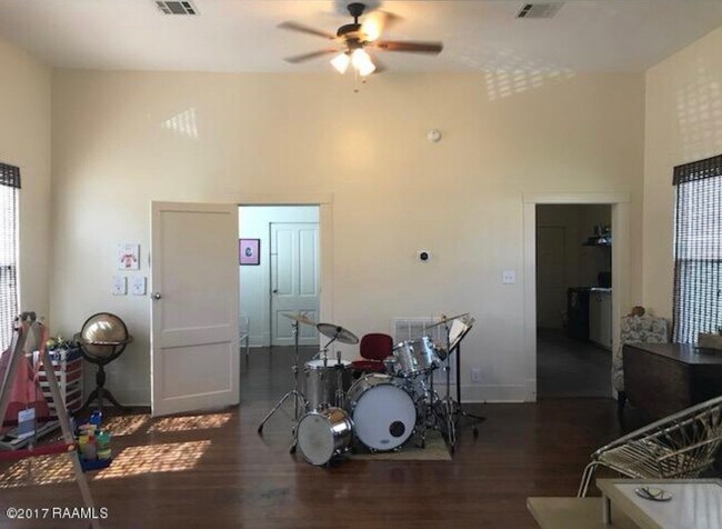 Building Photo - 200 E Cypress St