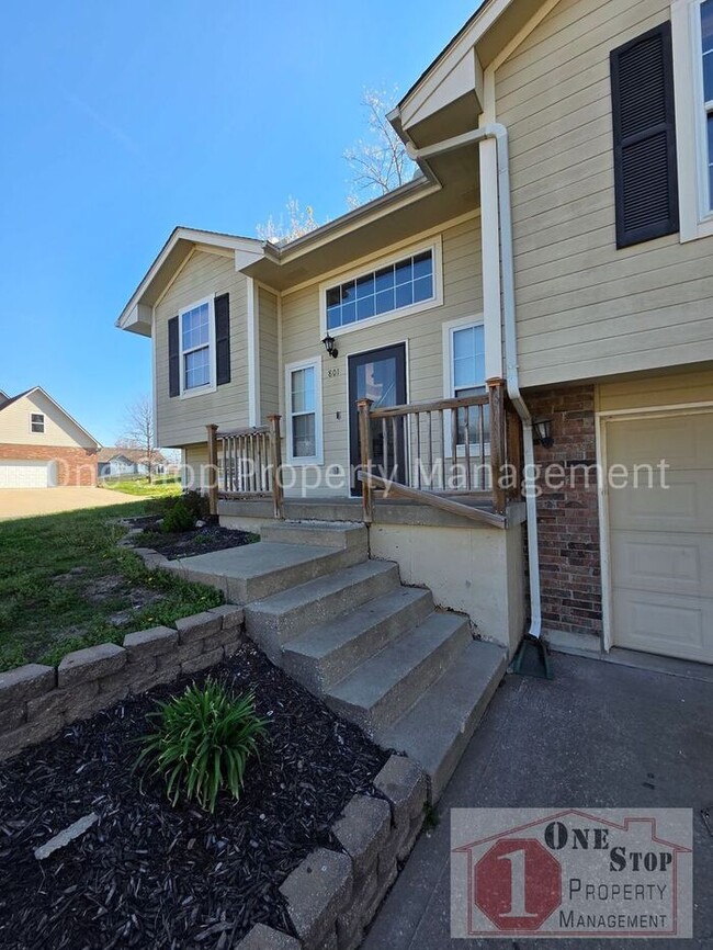 Building Photo - Spacious 3 bedroom/ 2.5 bath with a finished basement!!