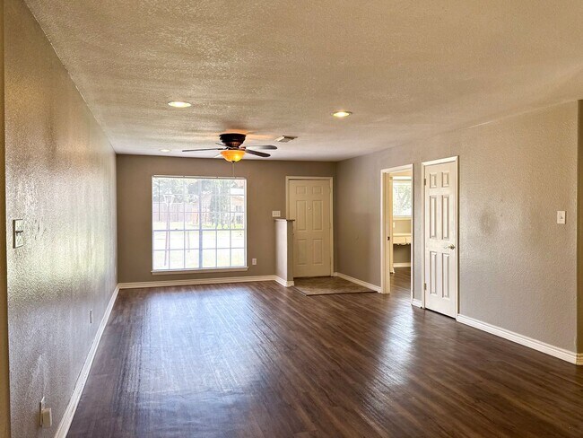 Building Photo - 3 Bedroom / 2 Bath / 2 Car Garage