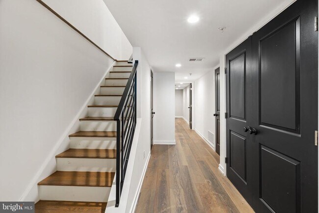 Building Photo - 2526 W Girard Ave