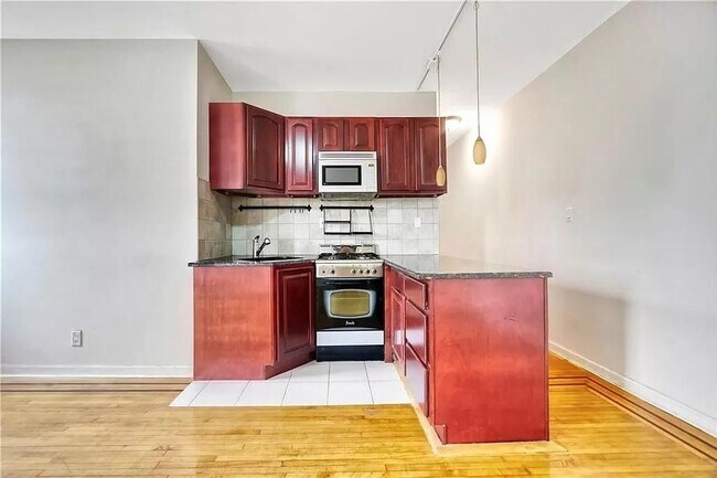 Building Photo - 460 Ovington Ave