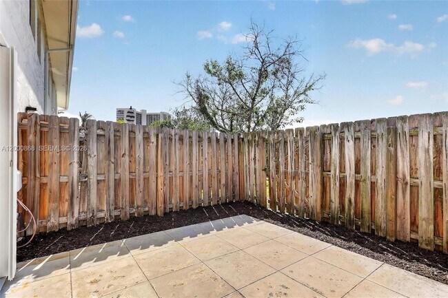 Building Photo - 9425 S Ocean Dr