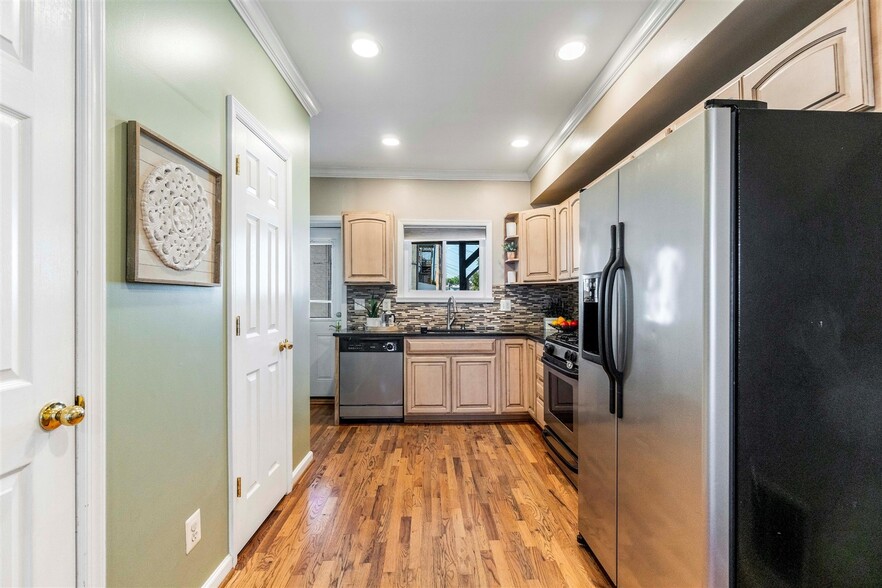 Kitchen - 1413 E Clement St