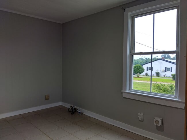 Building Photo - Adorable farmhouse ready for new long term...